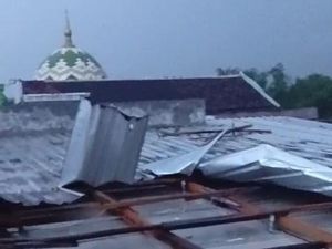 Hujan dan Angin Kencang Rusak Rumah dan Sekolah di Bojonegoro