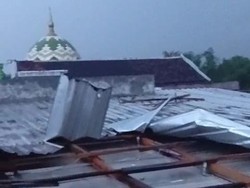 Hujan dan Angin Kencang Rusak Rumah dan Sekolah di Bojonegoro