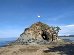 Uniknya Batu Bolong di Pantai Poto Batu, Pesona Alam Tersembunyi Sumbawa Barat