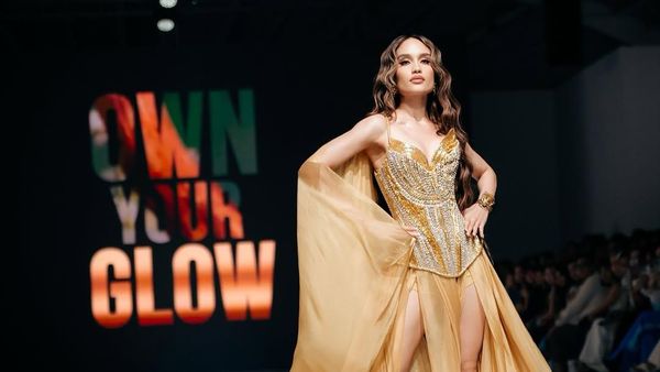 8 Potret Cinta Laura Pakai Gaun Korset Emas di Catwalk, Pesonanya Bak Goddess