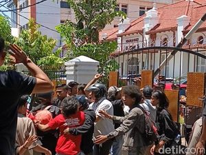 Demo Buruh di PN Makassar Ricuh Usai Hakim Kabulkan Gugatan PT Huadi Nickel