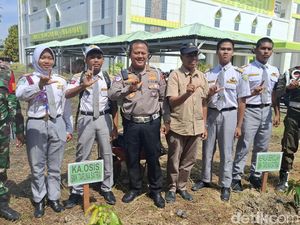 Ditlantas Polda Riau Tanam Pohon di SMK Taruna Satria, Libatkan Siswa-Alumni