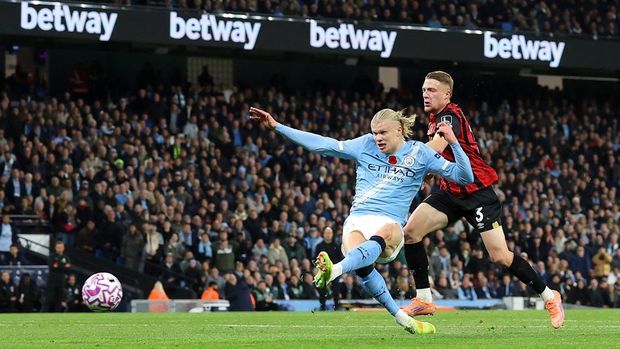 MANCHESTER, ENGLAND - NOVEMBER 02: Erling Haaland of Manchester City scores his team's first goal during the Premier League match between Manchester City and Bournemouth at Etihad Stadium on November 02, 2025 in Manchester, England. (Photo by Michael Steele/Getty Images)