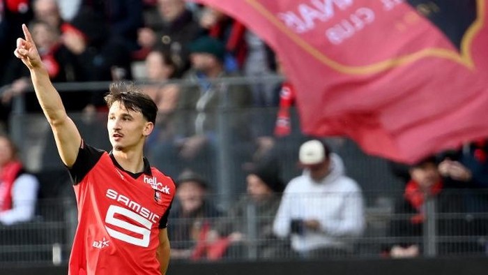 Rennes' French forward #09 Esteban Lepaul celebrates scoring his team's first goal during the French L1 football match between Stade Rennais FC and RC Strasbourg Alsace at the Roazhon Park stadium in Rennes, western France, on November 2, 2025. (Photo by JEAN-FRANCOIS MONIER / AFP)