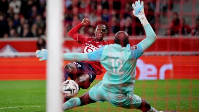 Lilles Portuguese forward #27 Felix Correia (L) scores his teams first goal during the French L1 football match between LOSC Lille and Angers SCO at Stade Pierre-Mauroy in Villeneuve-dAscq, near Lille on November 2, 2025. (Photo by Anne-Christine POUJOULAT / AFP)