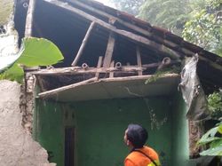 Tembok Rumah Warga Leuwisadeng Bogor Jebol Imbas Hujan Angin