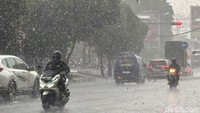 Surabaya Diguyur Hujan Deras, Sejumlah Titik Jalan Tergenang