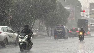 Surabaya Diguyur Hujan Deras, Sejumlah Titik Jalan Tergenang