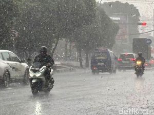 Surabaya Diguyur Hujan Deras, Sejumlah Titik Jalan Tergenang