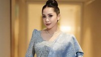 6 Inspirasi Baju Kondangan dari Nagita Slavina, Gaun hingga Kebaya