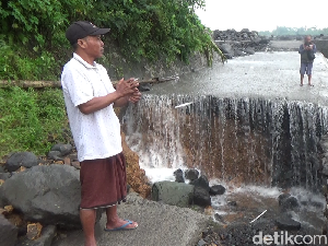 Jalan di Lumajang Ambles Diterjang Banjir Lahar Gunung Semeru