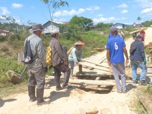 Jembatan di Krayan Timur Lapuk, Warga Gotong Royong Benahi