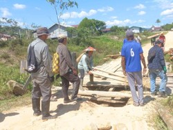 Jembatan di Krayan Timur Lapuk, Warga Gotong Royong Benahi