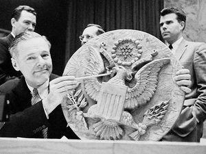 Kisah Alat Sadap dalam Karya Seni Uni Soviet yang Mata-matai AS