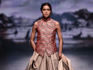 Baju Nusantara Dalam Perspektif Minimalis Auguste Soesastro yang Memikat