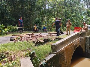 Jembatan di Krembangan Ambrol Separuh, Kendaraan Berat Dilarang Melintas