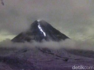 Gunung Semeru Luncurkan Lava Pijar 2 Km ke Arah Besuk Kobokan