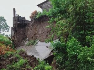 Hujan Deras, Pagar Desa Tegalmulyo Klaten Sepanjang 7 Meter Longsor