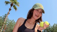 Pesona Luna Maya Tampil Dengan Sport Bra & Wajah Sunburn Main Padel di Dubai