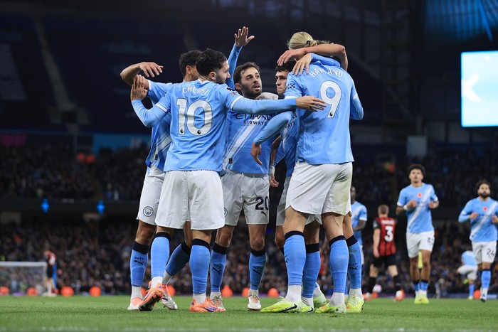 MANCHESTER, ENGLAND - NOVEMBER 2: Bernardo Silva of Manchester City (C) joins the celebrations during the Premier League match between Manchester City and Bournemouth at Etihad Stadium on November 2, 2025 in Manchester, England. (Photo by Simon Stacpoole/Offside/Offside via Getty Images)