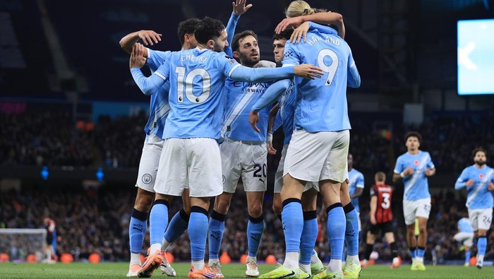 MANCHESTER, ENGLAND - NOVEMBER 2: Bernardo Silva of Manchester City (C) joins the celebrations during the Premier League match between Manchester City and Bournemouth at Etihad Stadium on November 2, 2025 in Manchester, England. (Photo by Simon Stacpoole/Offside/Offside via Getty Images)