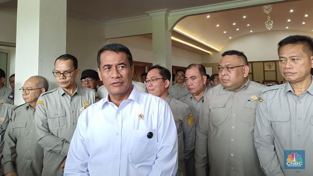 Menteri Pertanian/Kepala Badan Pangan Nasional (Bapanas) Amran Sulaiman saat konferensi pers di Balai Besar Perakitan dan Modernisasi Mekanisasi Pertanian (BRMP Mektan) Tangerang, Banten. (CNBC Indonesia/Martyasari Rizky)