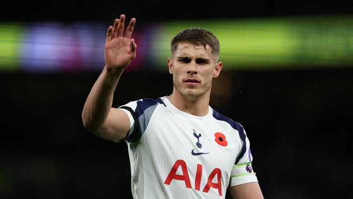 LONDON, ENGLAND - NOVEMBER 01: Micky van de Ven of Tottenham Hotspur reacts during the Premier League match between Tottenham Hotspur and Chelsea at Tottenham Hotspur Stadium on November 01, 2025 in London, England. (Photo by Justin Setterfield/Getty Images)