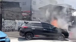 Mobil Terbakar di Palmerah Jakbar, Asap Mengepul