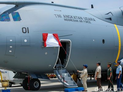 Momen Prabowo Siram Pesawat Baru dengan Air Bunga, Serahkan Simbolis ke TNI AU