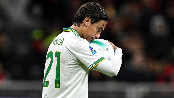 MILAN, ITALY - NOVEMBER 02: Paulo Dybala of Roma disappointment during the Serie A match between AC Milan and AS Roma at Giuseppe Meazza Stadium on November 02, 2025 in Milan, Italy. (Photo by Image Photo Agency/Getty Images)