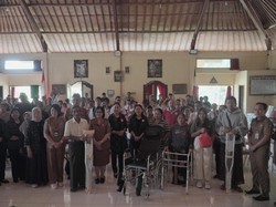 GOW Bangli Serahkan Bantuan Sosial bagi Lansia-Penyandang Disabilitas