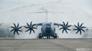 Potret Pesawat Raksasa TNI AU A400M Mendarat di Jakarta, Disambut Water Salute
