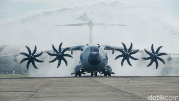 Potret Pesawat Raksasa TNI AU A400M Mendarat di Jakarta, Disambut Water Salute