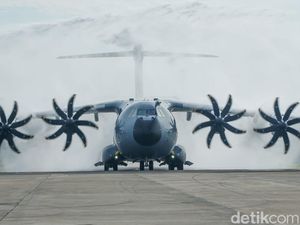 Potret Pesawat Raksasa TNI AU A400M Mendarat di Jakarta, Disambut Water Salute