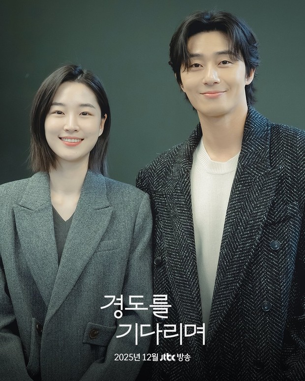 Potret Won Ji An dan Park Seo Jun dalam pembacaan naskah drama 'Surely Tomorrow'/ Foto: instagram.com/jtbcdrama Won Ji An dan Park Seo Jun tersenyum hangat dalam potret pembacaaan naskah yang dibagikan oleh JTBC. Pasangan utama di drama 'Surely Tomorrow' tersebut akan menjalani kisah putus nyambung tetapi terus terhubung takdir.