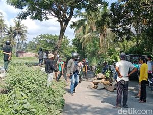 Warga Lombok Timur Blokade Jalan Rusak, Truk Galian C Diminta Putar Balik