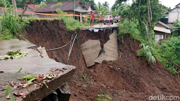 Akses Utama Antar Desa di Tulungagung Terputus Akibat Longsor