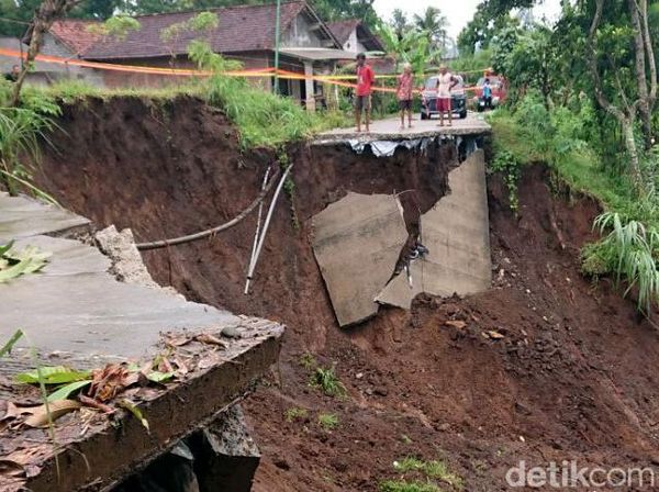 Akses Utama Antar Desa di Tulungagung Terputus Akibat Longsor