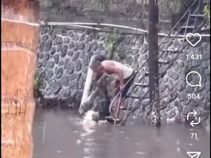 Viral Pria Lempar Kantong Penuh Sampah ke Tukad Badung