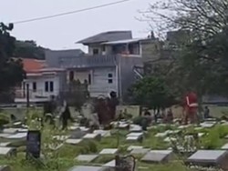 Viral Tawuran Pemuda di Tengah Ziarah Kubur di TPU Kober Jaktim