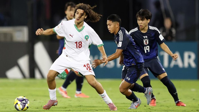 DOHA, QATAR - NOVEMBER 03: Zakari El Khalfioi of Morocco is challenged by Daigo Hirashima of Japan during the FIFA Under-17 World Cup match between Japan and Morocco at Aspire Academy on November 03, 2025 in Doha, Qatar. (Photo by Mohamed Farag - FIFA/FIFA via Getty Images)