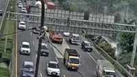 Ada Truk Terguling, Lalin di Tol Jakarta Arah Tangerang Macet Panjang