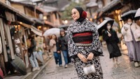 Potret Gaya Hijab Zaskia Sungkar Saat Foto Maternity Estetis di Jepang