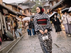 Potret Gaya Hijab Zaskia Sungkar Saat Foto Maternity Estetis di Jepang