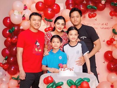 8 Foto Ashanty Dapat Kejutan Ultah ke-42, Tampil Natural Pakai Daster