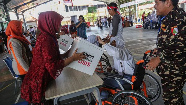 Belajar Demokrasi, Siswa Disabilitas SLB Semarang Ikut Pemilu OSIS