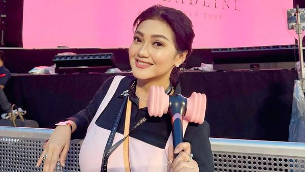 Pakai Jumpsuit Pink, Momen Bella Saphira Nonton BLACKPINK