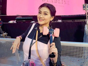 Pakai Jumpsuit Pink, Momen Bella Saphira Nonton BLACKPINK