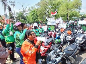 Demo Ojol Macetkan Jalur Pantura Jalan Balai Kota Pasuruan