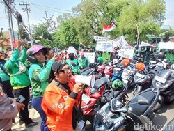 Demo Ojol Macetkan Jalur Pantura Jalan Balai Kota Pasuruan